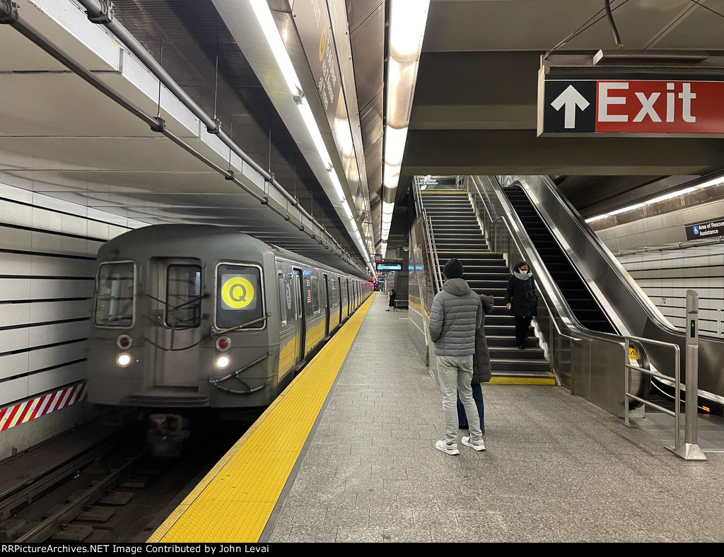 Q train at 72nd St Sa